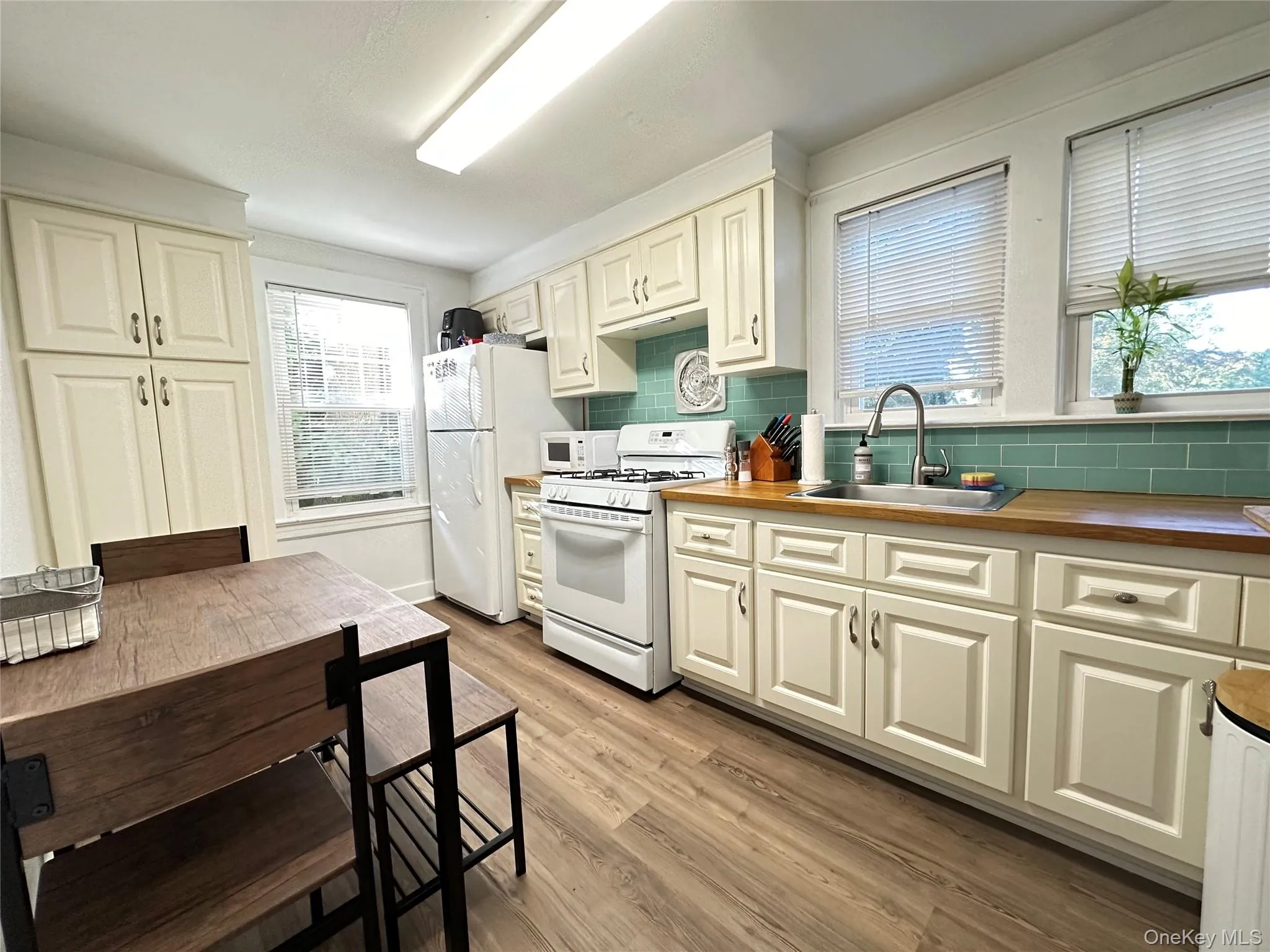 Spacious Eat In Kitchen Spacious Eat In Kitchen