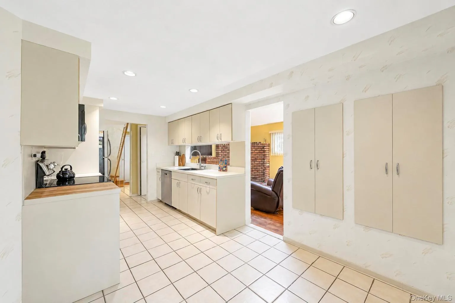 25 Hewes Street, Brookhaven, NY, 4 Bedrooms Bedrooms, 8 Rooms Rooms,2 BathroomsBathrooms,Residential Lease,For Rent,Hewes,0,1045694 25 Hewes Street, Brookhaven, NY, 4 Bedrooms Bedrooms, 8 Rooms Rooms,2 BathroomsBathrooms,Residential Lease,For Rent,Hewes,0,1045694