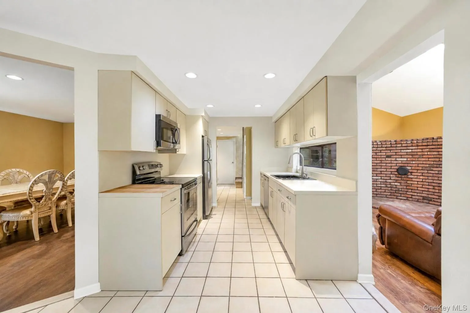 25 Hewes Street, Brookhaven, NY, 4 Bedrooms Bedrooms, 8 Rooms Rooms,2 BathroomsBathrooms,Residential Lease,For Rent,Hewes,0,1045694 25 Hewes Street, Brookhaven, NY, 4 Bedrooms Bedrooms, 8 Rooms Rooms,2 BathroomsBathrooms,Residential Lease,For Rent,Hewes,0,1045694