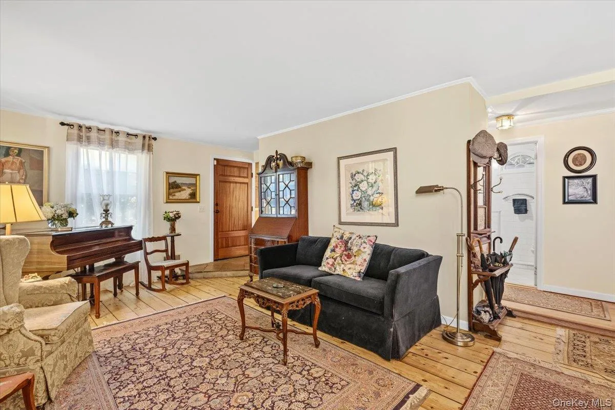 16 Stuart Avenue, Babylon, NY, 3 Bedrooms Bedrooms, 10 Rooms Rooms,3 BathroomsBathrooms,Residential,For Rent,Stuart,0,1045695 16 Stuart Avenue, Babylon, NY, 3 Bedrooms Bedrooms, 10 Rooms Rooms,3 BathroomsBathrooms,Residential,For Rent,Stuart,0,1045695