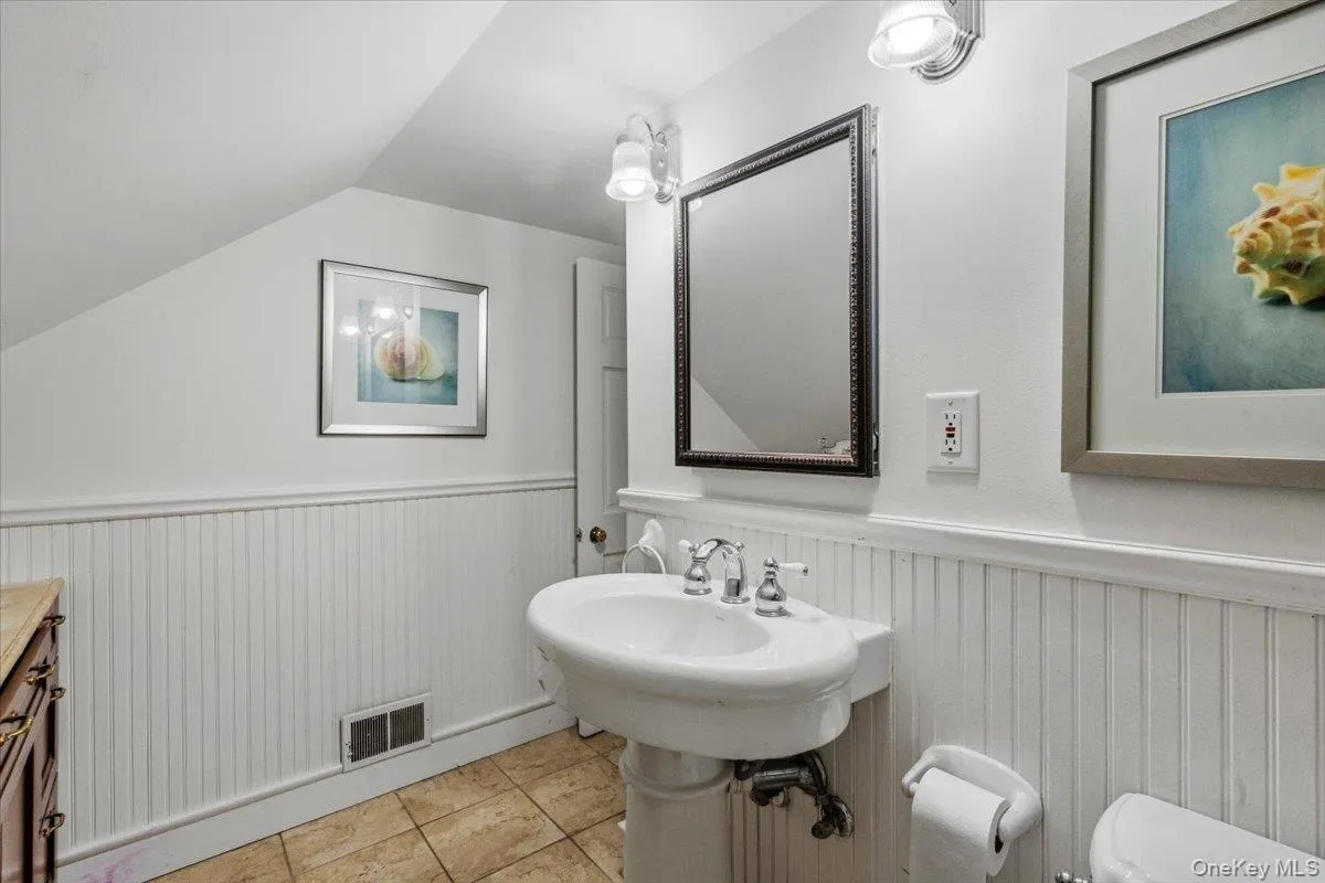 Shared second floor bathroom Shared second floor bathroom