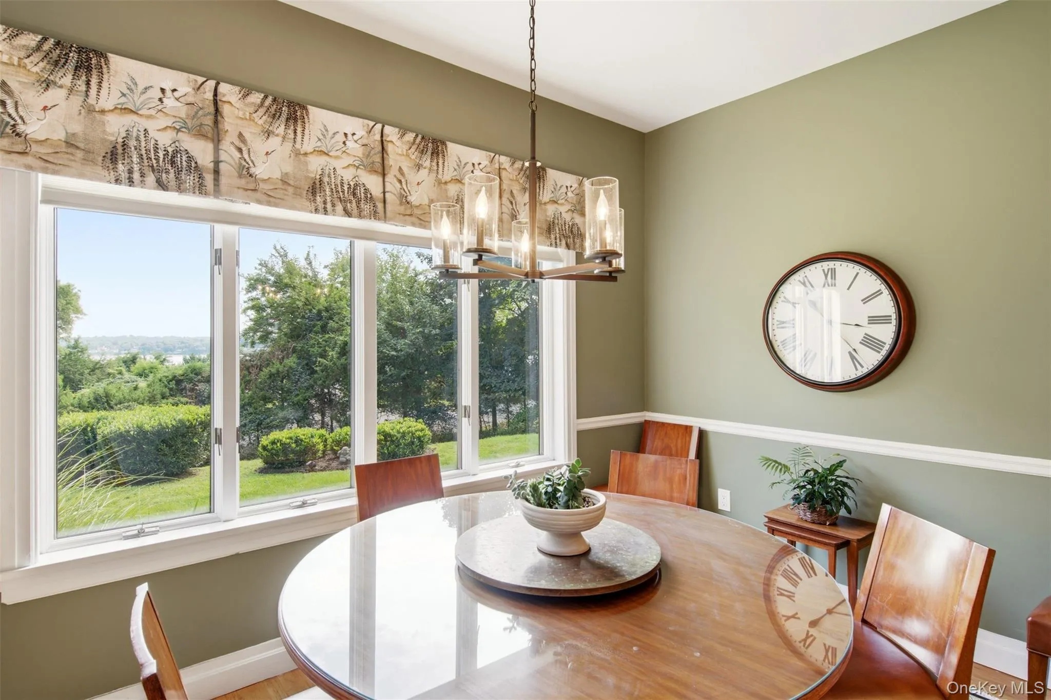 Bright Breakfast Area W/ Amazing Views Bright Breakfast Area W/ Amazing Views