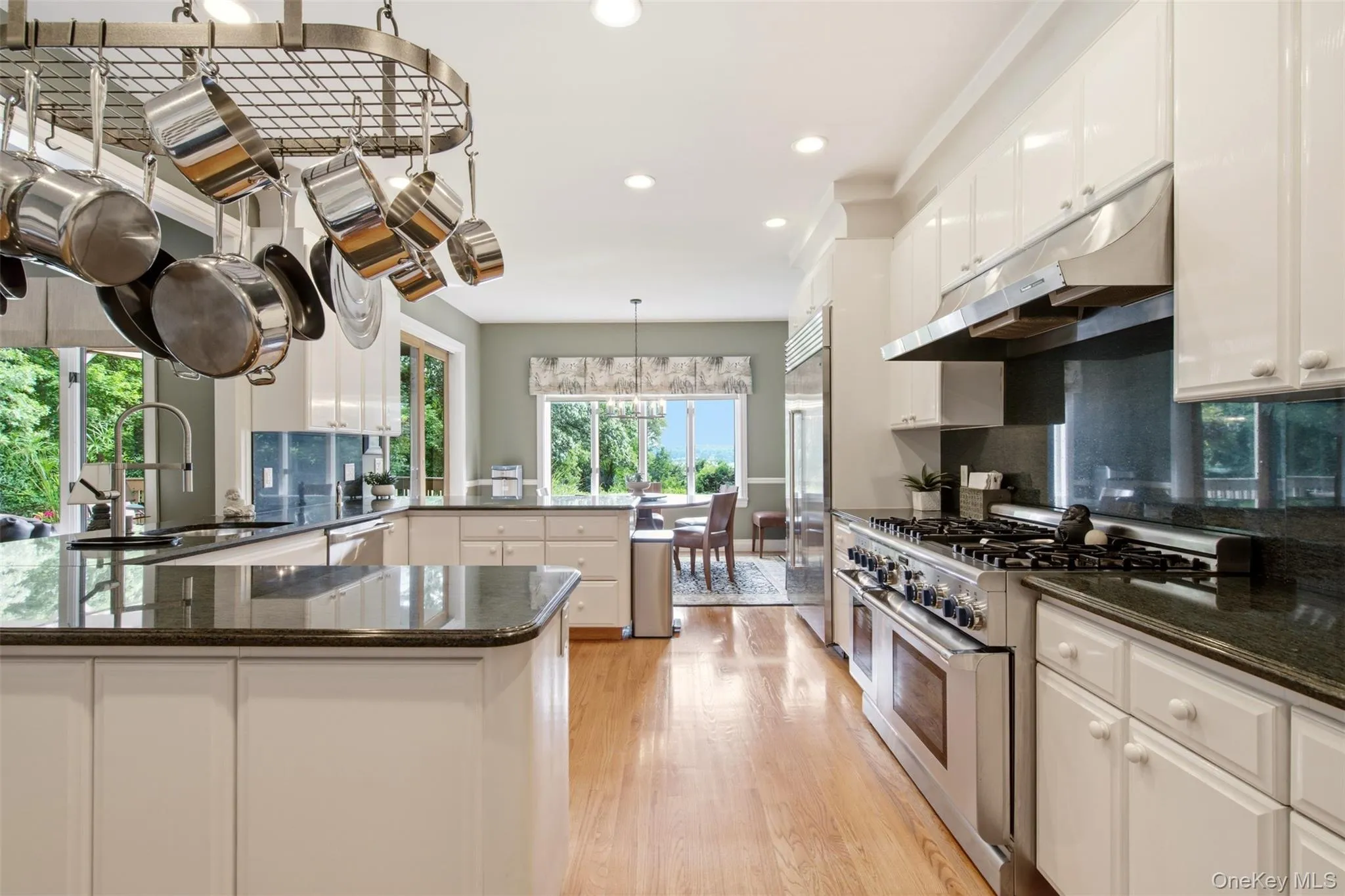 Oversized Chef's Gourmet Kitchen Oversized Chef's Gourmet Kitchen