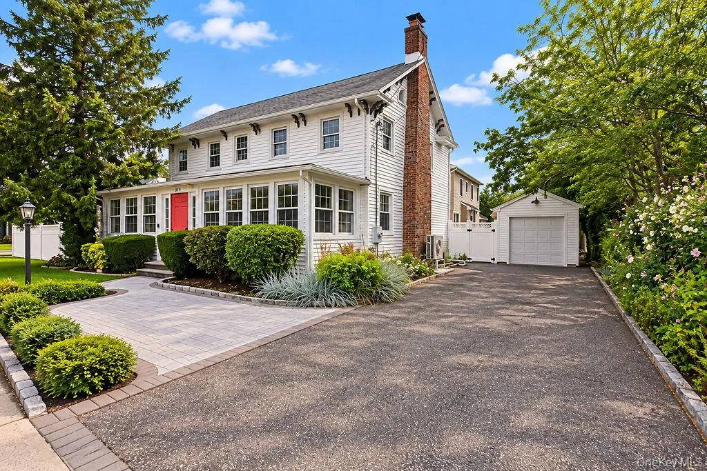 314 Ocean Avenue, Hempstead, NY, 5 Bedrooms Bedrooms, 8 Rooms Rooms,2 BathroomsBathrooms,Residential,For Rent,Ocean,0,1045709 314 Ocean Avenue, Hempstead, NY, 5 Bedrooms Bedrooms, 8 Rooms Rooms,2 BathroomsBathrooms,Residential,For Rent,Ocean,0,1045709