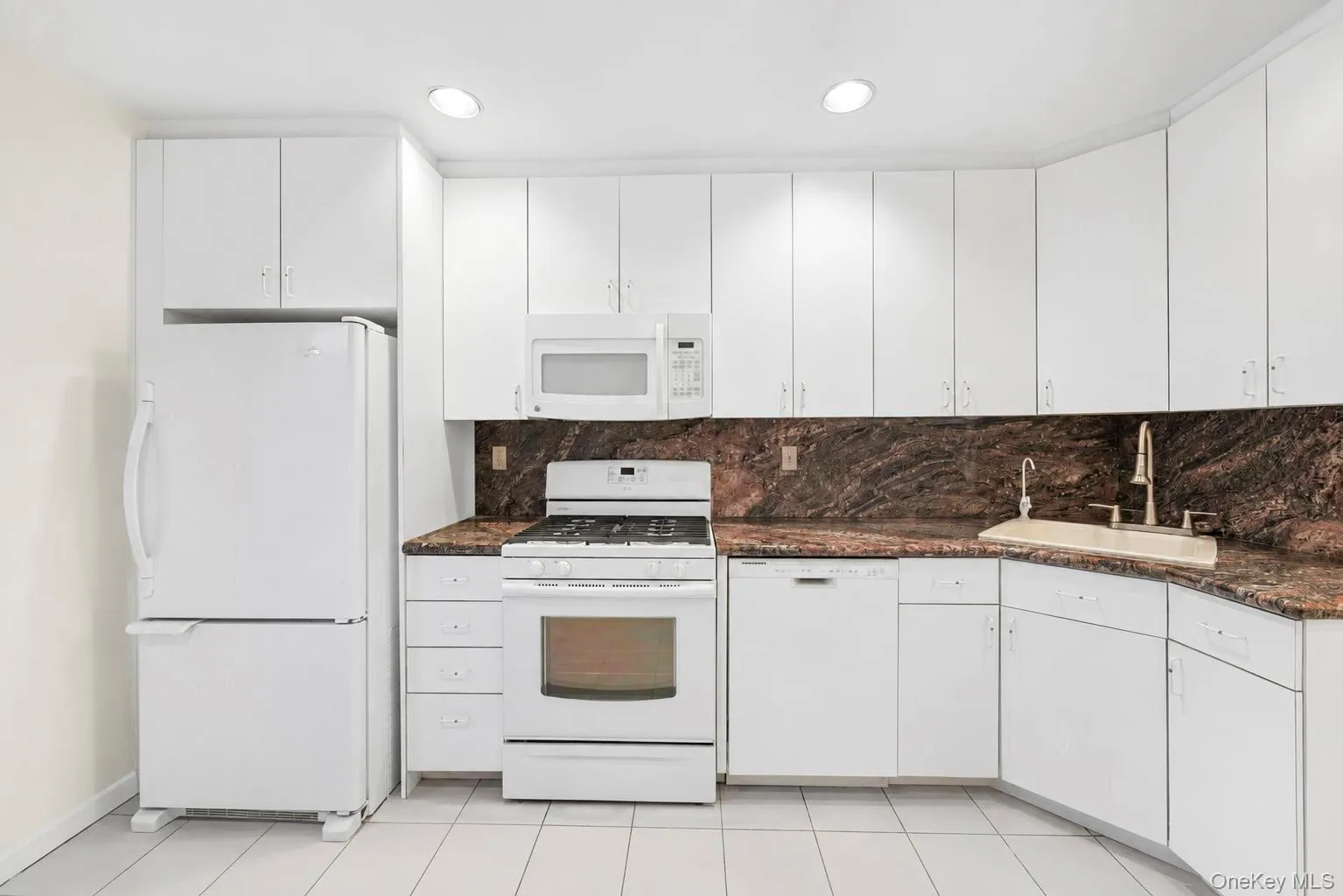 25 Chapel Place, North Hempstead, NY, 1 Bedroom Bedrooms, 4 Rooms Rooms,1 BathroomBathrooms,Residential,For Rent,Chapel Place,0,1045751 25 Chapel Place, North Hempstead, NY, 1 Bedroom Bedrooms, 4 Rooms Rooms,1 BathroomBathrooms,Residential,For Rent,Chapel Place,0,1045751