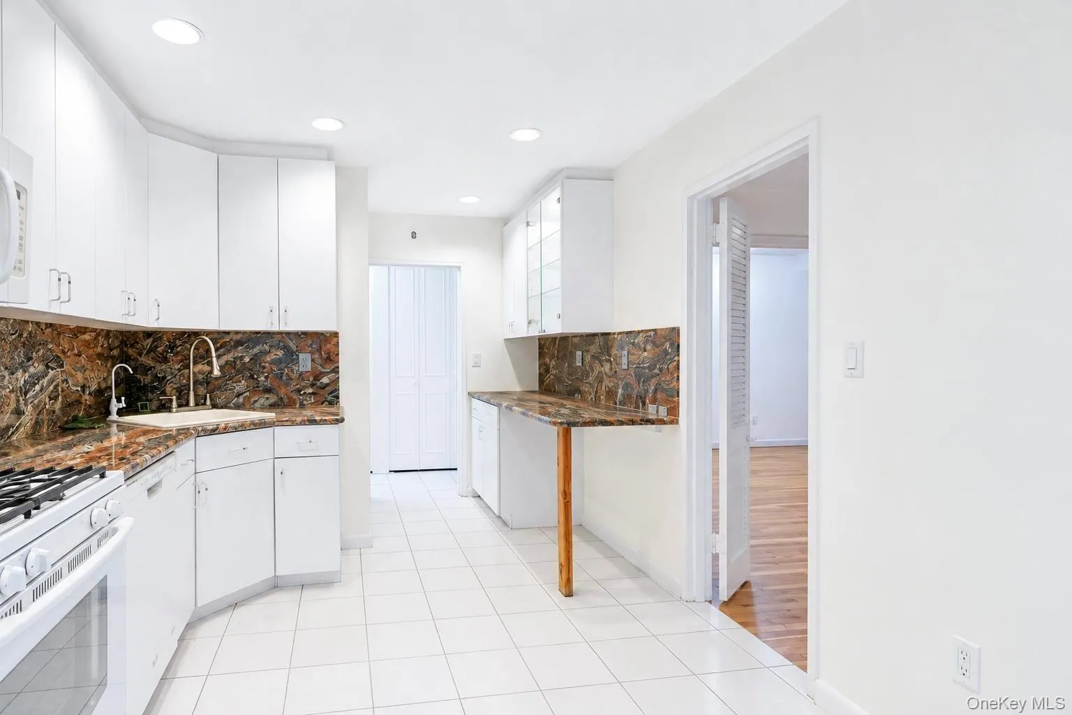 25 Chapel Place, North Hempstead, NY, 1 Bedroom Bedrooms, 4 Rooms Rooms,1 BathroomBathrooms,Residential,For Rent,Chapel Place,0,1045751 25 Chapel Place, North Hempstead, NY, 1 Bedroom Bedrooms, 4 Rooms Rooms,1 BathroomBathrooms,Residential,For Rent,Chapel Place,0,1045751