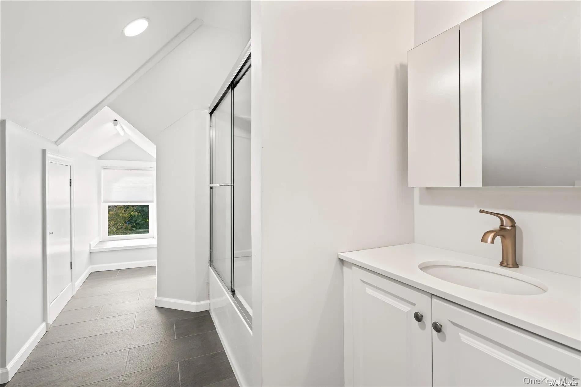 Full bathroom Full bathroom