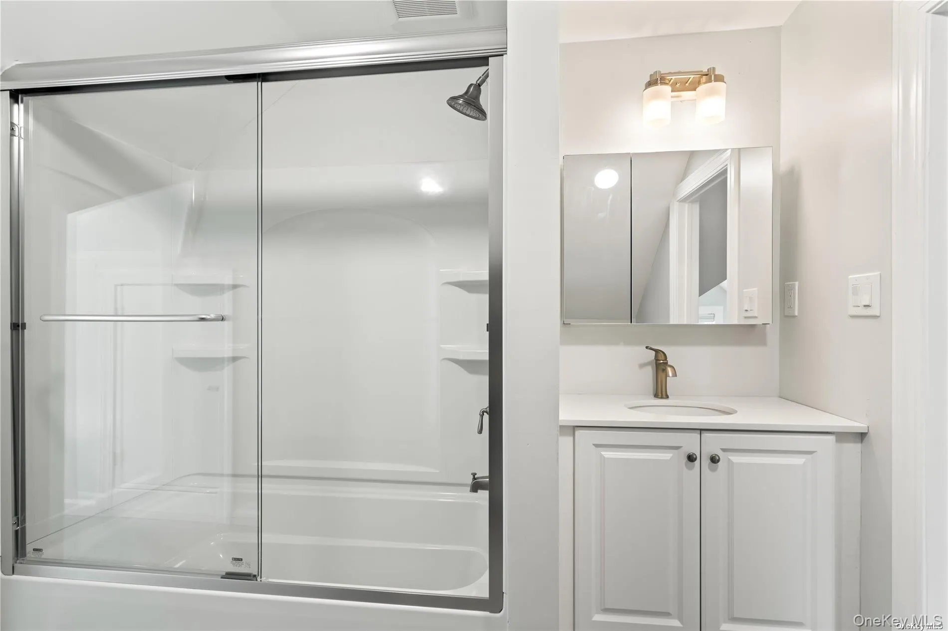 Full bathroom Full bathroom