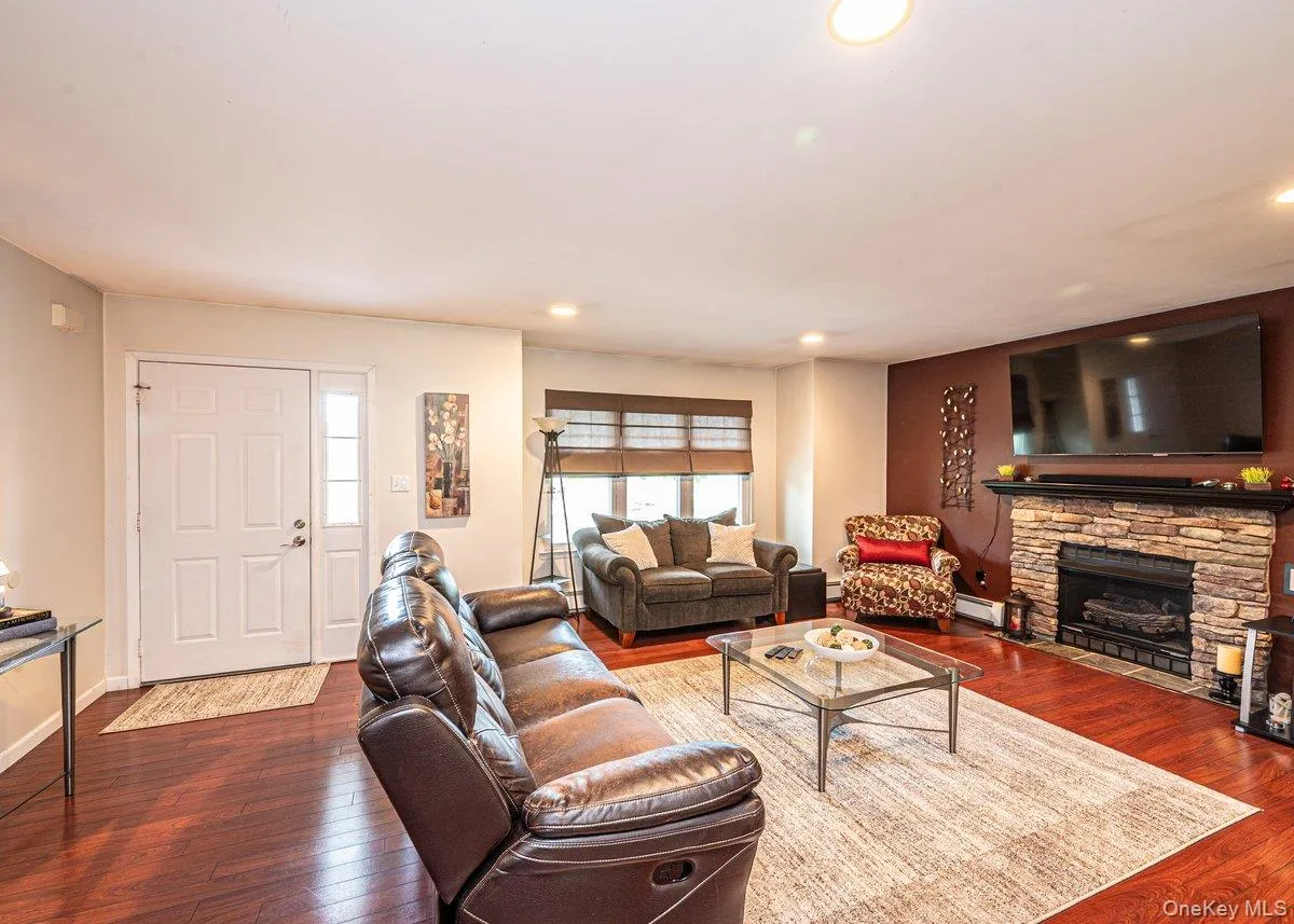 39 Creekside Drive, Brookhaven, NY, 3 Bedrooms Bedrooms, 7 Rooms Rooms,2 BathroomsBathrooms,Residential,For Rent,Creekside,0,1045796 39 Creekside Drive, Brookhaven, NY, 3 Bedrooms Bedrooms, 7 Rooms Rooms,2 BathroomsBathrooms,Residential,For Rent,Creekside,0,1045796