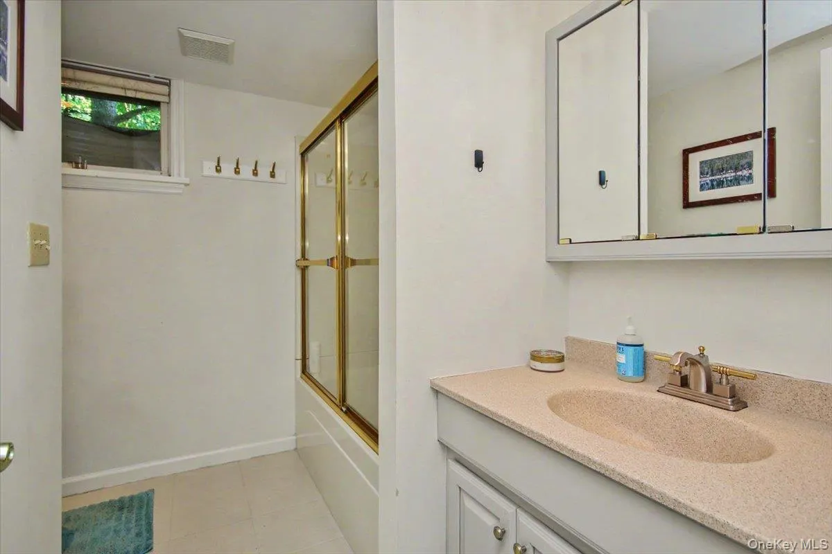 LOWER LEVEL FULL BATH LOWER LEVEL FULL BATH