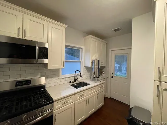 39 hillside Avenue, Oyster Bay, NY, 2 Bedrooms Bedrooms, 4 Rooms Rooms,1 BathroomBathrooms,Residential Lease,For Rent,hillside,0,1045854 39 hillside Avenue, Oyster Bay, NY, 2 Bedrooms Bedrooms, 4 Rooms Rooms,1 BathroomBathrooms,Residential Lease,For Rent,hillside,0,1045854