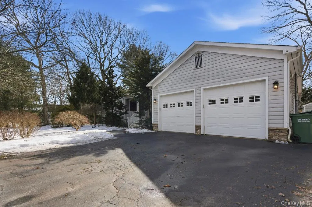 19 Howell Place, Southampton, NY, 3 Bedrooms Bedrooms, 7 Rooms Rooms,2 BathroomsBathrooms,Residential Lease,For Rent,Howell,0,1045872 19 Howell Place, Southampton, NY, 3 Bedrooms Bedrooms, 7 Rooms Rooms,2 BathroomsBathrooms,Residential Lease,For Rent,Howell,0,1045872