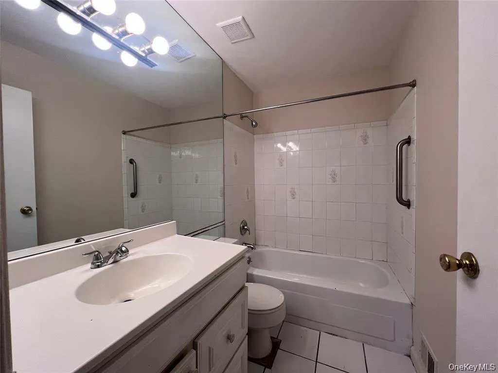 200 Springmeadow Drive, Islip, NY, 3 Bedrooms Bedrooms, 6 Rooms Rooms,1 BathroomBathrooms,Residential Lease,For Rent,Springmeadow,0,1045891 200 Springmeadow Drive, Islip, NY, 3 Bedrooms Bedrooms, 6 Rooms Rooms,1 BathroomBathrooms,Residential Lease,For Rent,Springmeadow,0,1045891