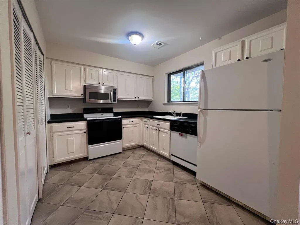 200 Springmeadow Drive, Islip, NY, 3 Bedrooms Bedrooms, 6 Rooms Rooms,1 BathroomBathrooms,Residential Lease,For Rent,Springmeadow,0,1045891 200 Springmeadow Drive, Islip, NY, 3 Bedrooms Bedrooms, 6 Rooms Rooms,1 BathroomBathrooms,Residential Lease,For Rent,Springmeadow,0,1045891