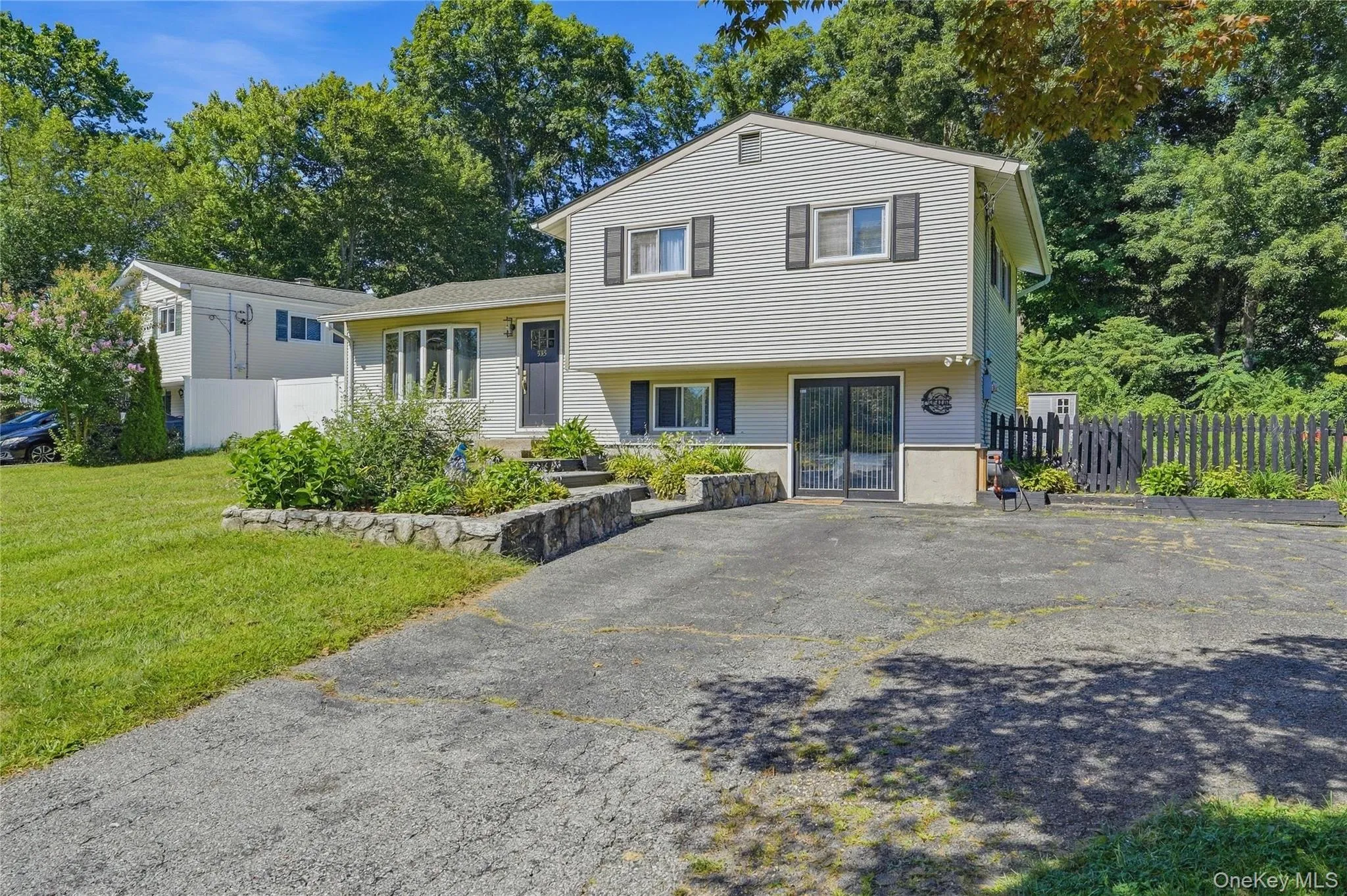 Split-level residence in Cortland Manor, NY Split-level residence in Cortland Manor, NY