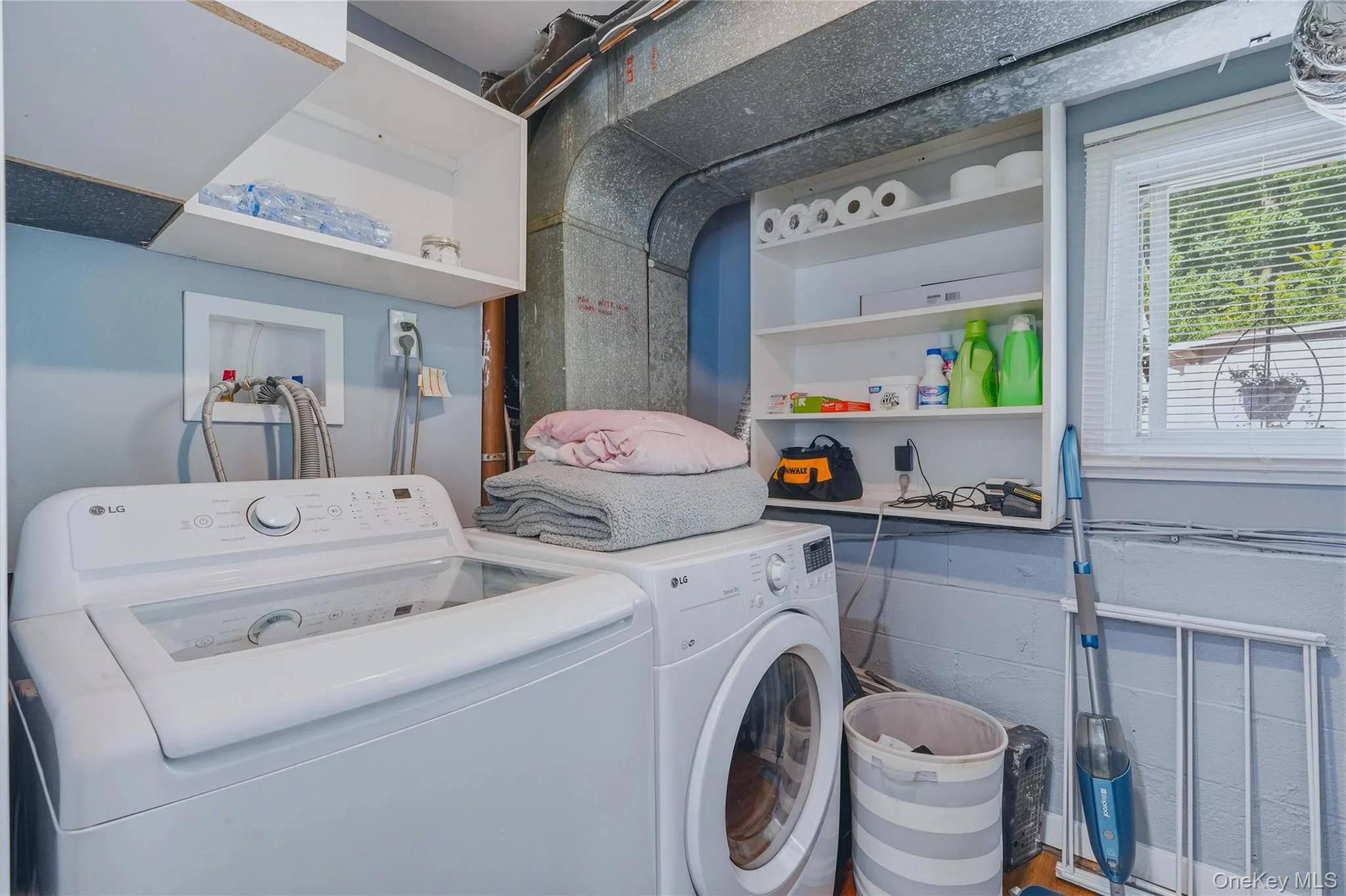 Laundry area with a window...Now that's prime real estate! Laundry area with a window...Now that's prime real estate!