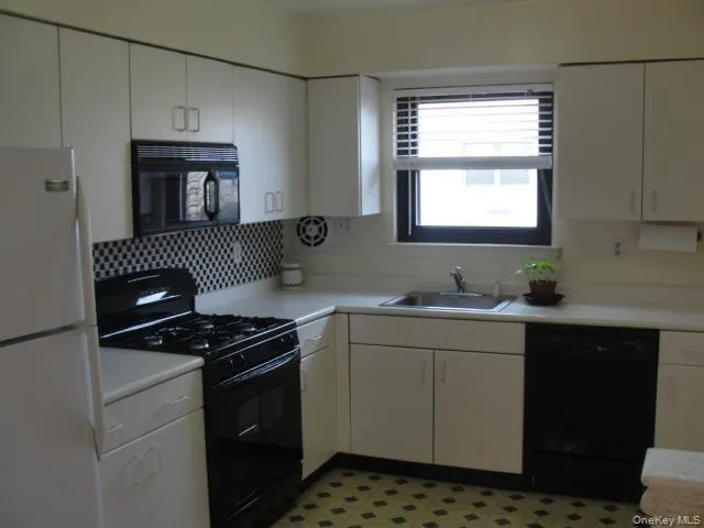 220 Sneden Place, Ramapo, NY, 2 Bedrooms Bedrooms, 7 Rooms Rooms,1 BathroomBathrooms,Residential,For Rent,Sneden,0,1045902 220 Sneden Place, Ramapo, NY, 2 Bedrooms Bedrooms, 7 Rooms Rooms,1 BathroomBathrooms,Residential,For Rent,Sneden,0,1045902
