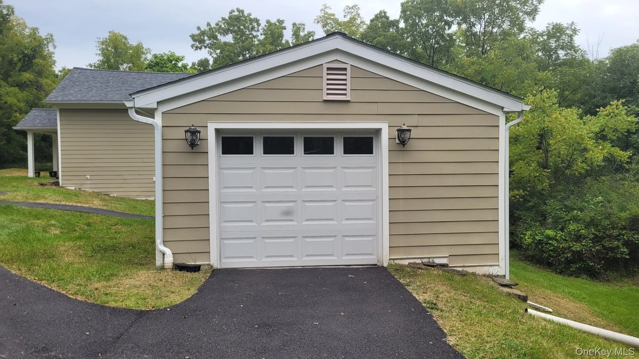 A one-car garage with direct access to the office. It is equipped with an electric car charger. A one-car garage with direct access to the office. It is equipped with an electric car charger.