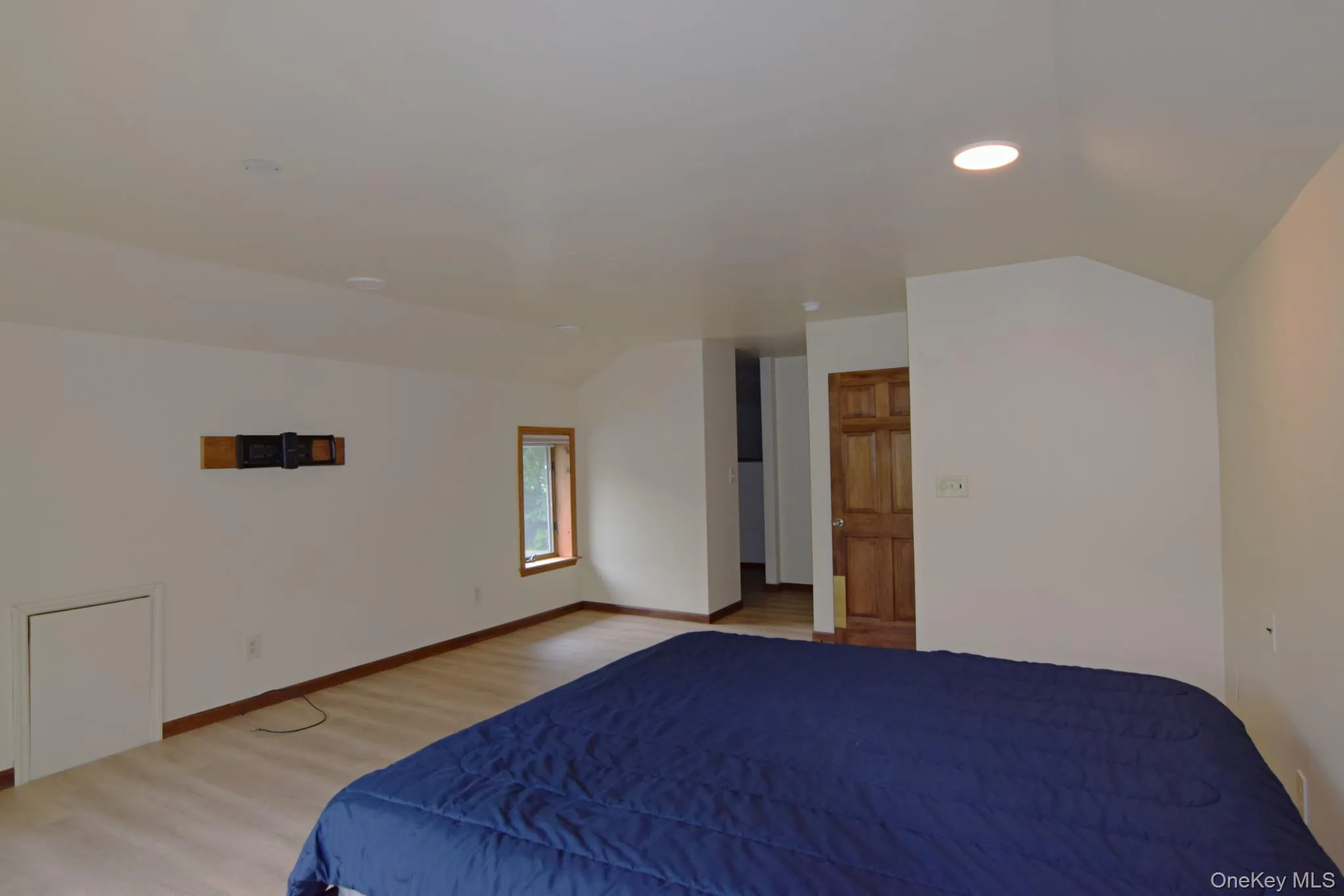 Recessed ceiling lighting, wood-finish flooring, wood trim, natural wood door. Recessed ceiling lighting, wood-finish flooring, wood trim, natural wood door.