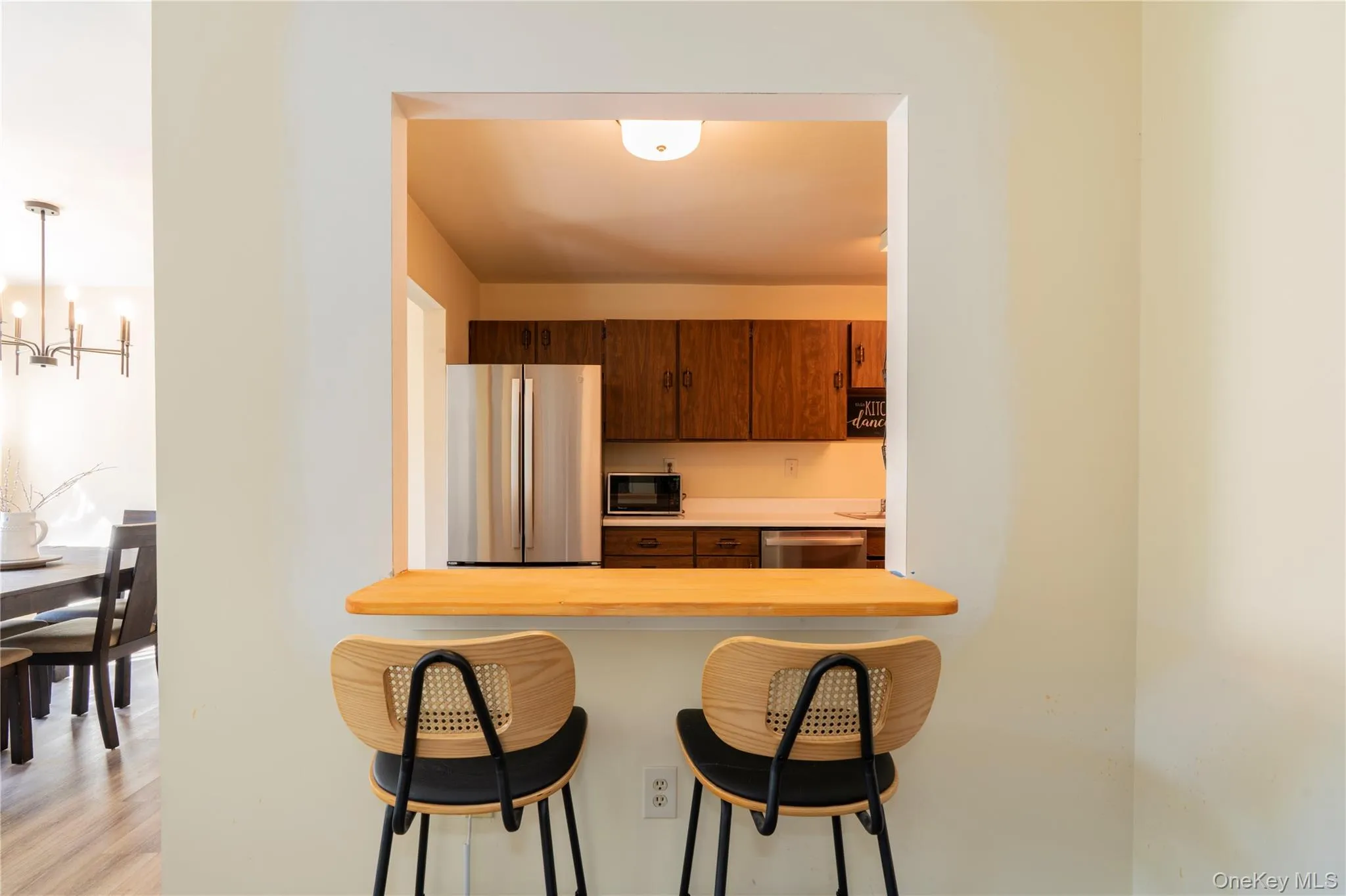 Newly built island/coffee bar for 2. Newly built island/coffee bar for 2.