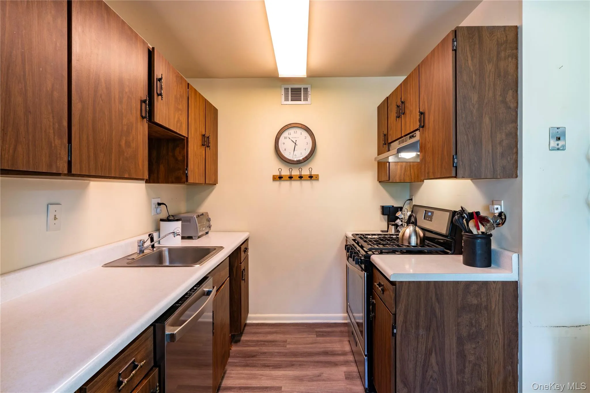 6 Knights Bridge, Poughkeepsie, NY, 1 Bedroom Bedrooms, 3 Rooms Rooms,1 BathroomBathrooms,Residential,For Rent,Knights,0,1045920 6 Knights Bridge, Poughkeepsie, NY, 1 Bedroom Bedrooms, 3 Rooms Rooms,1 BathroomBathrooms,Residential,For Rent,Knights,0,1045920