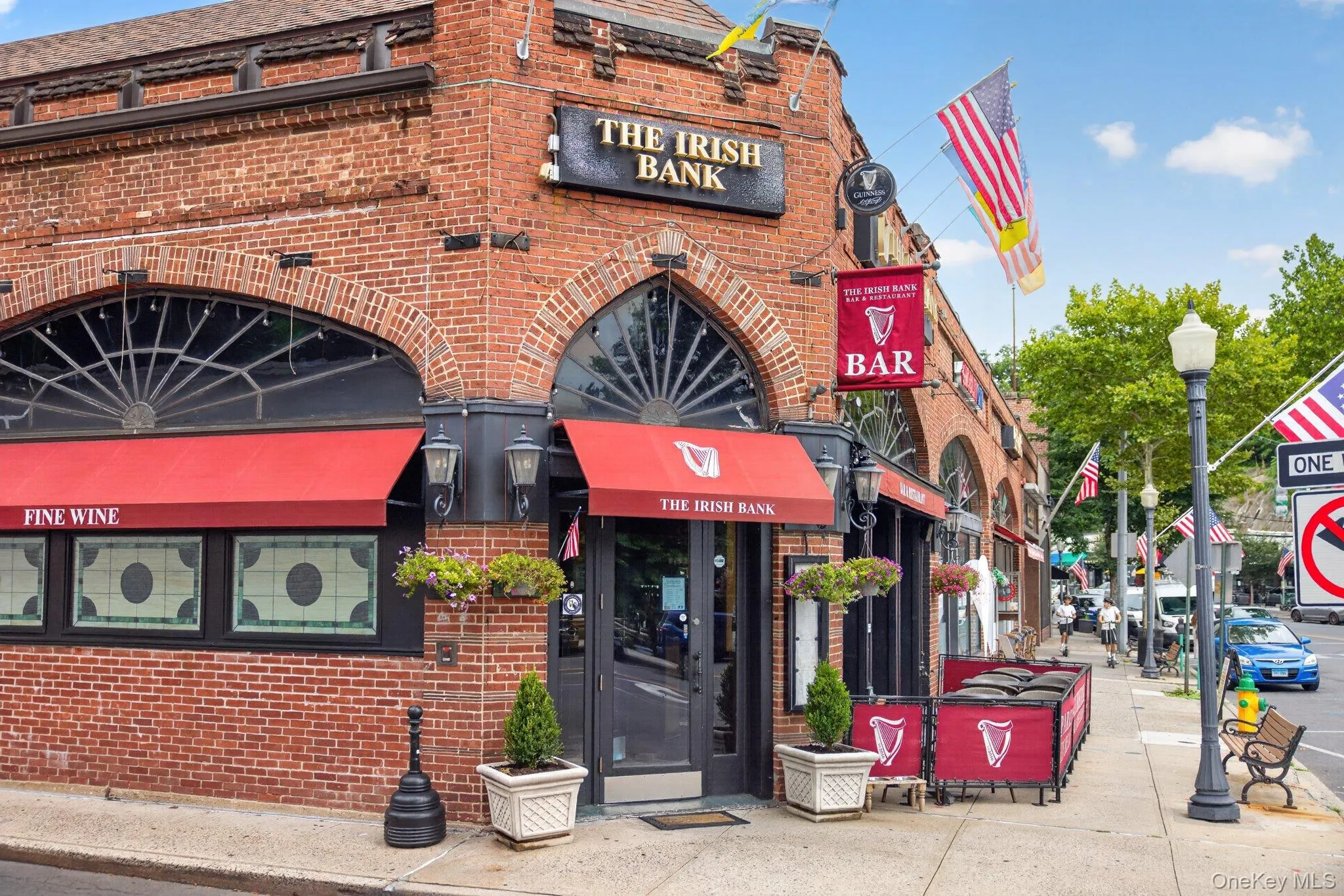 Hartsdale Village offers many restuarants and shops. Hartsdale Village offers many restuarants and shops.