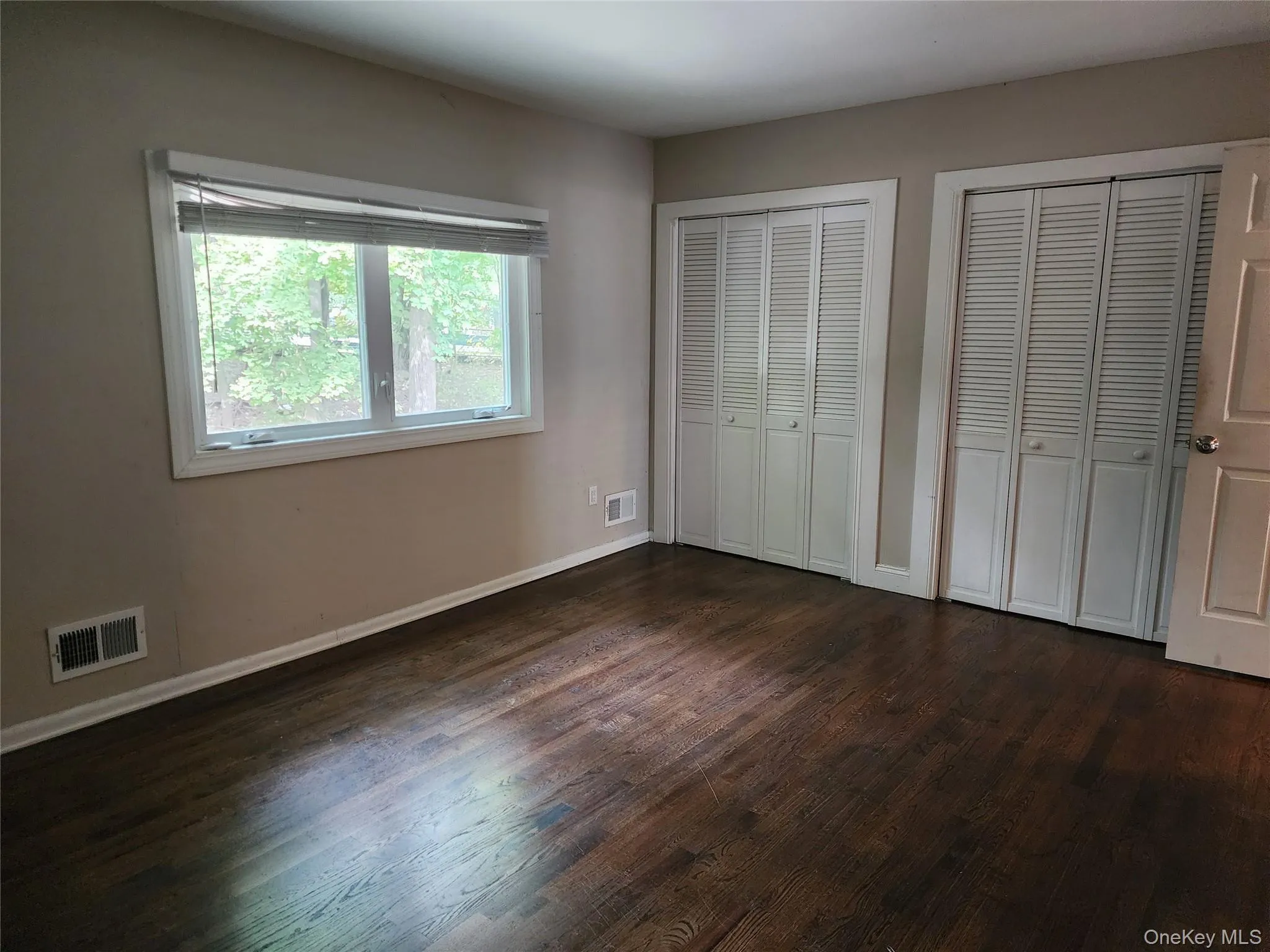 Bedroom without virtual staging Bedroom without virtual staging