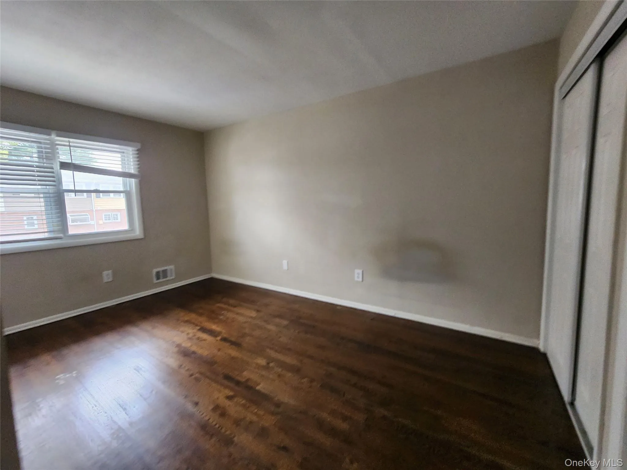 Bedroom without virtual staging Bedroom without virtual staging