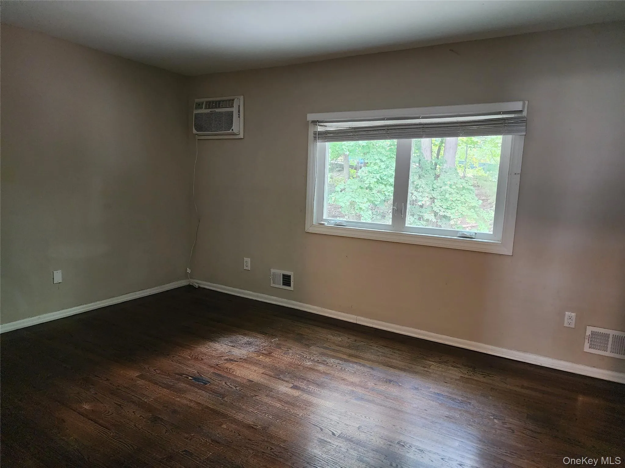 Bedroom without virtual staging Bedroom without virtual staging