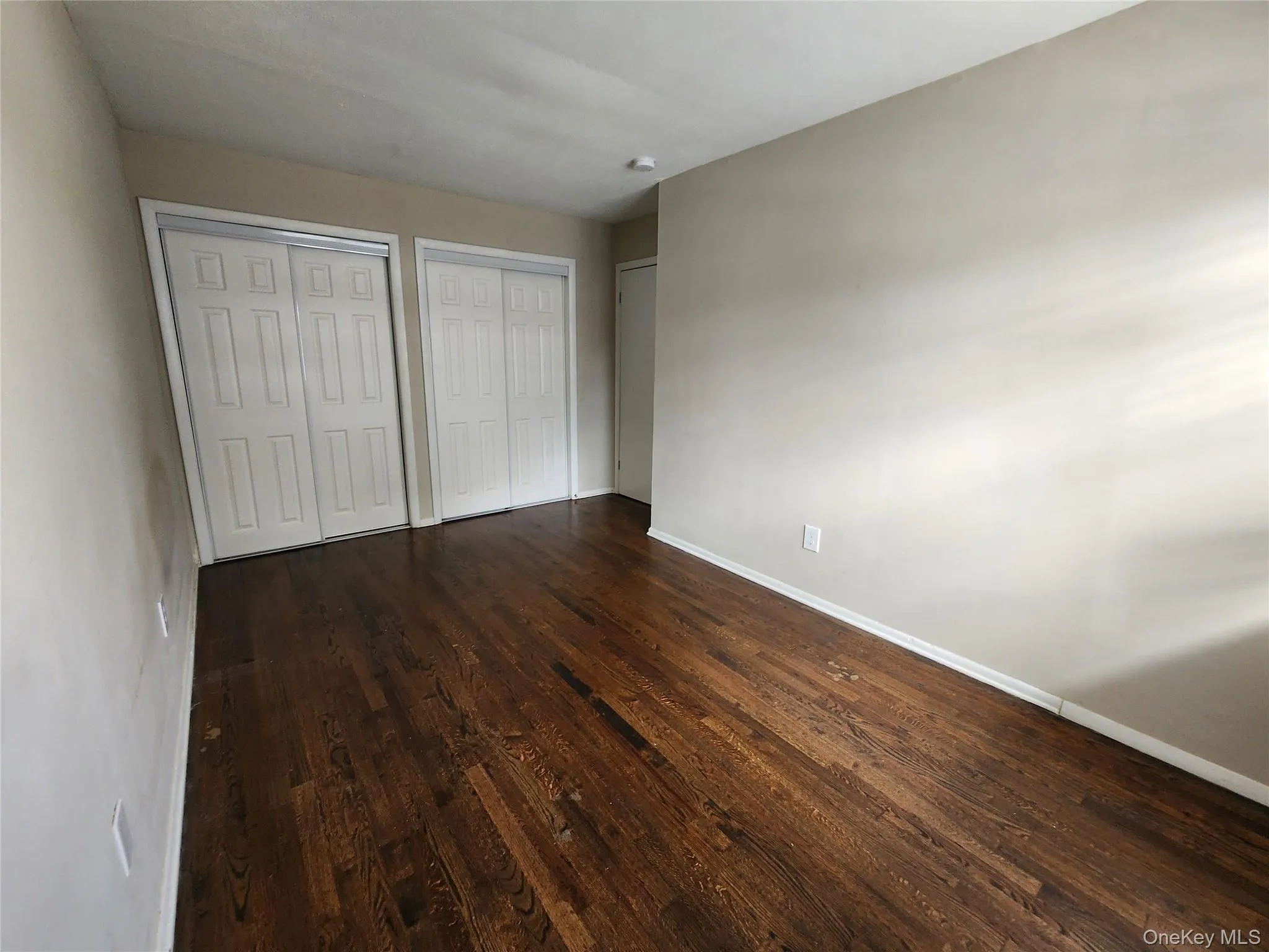 Bedroom without virtual staging Bedroom without virtual staging