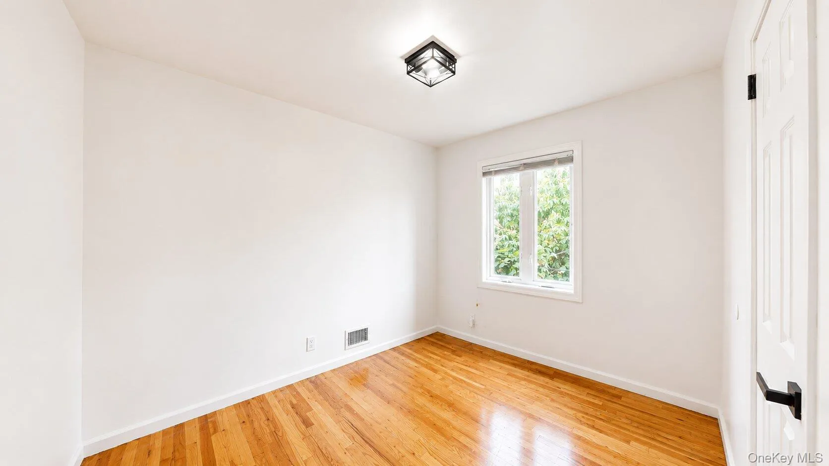 7125 Veterans Avenue, New York, NY, 3 Bedrooms Bedrooms, 7 Rooms Rooms,1 BathroomBathrooms,Residential Lease,For Rent,Veterans,0,1045954 7125 Veterans Avenue, New York, NY, 3 Bedrooms Bedrooms, 7 Rooms Rooms,1 BathroomBathrooms,Residential Lease,For Rent,Veterans,0,1045954