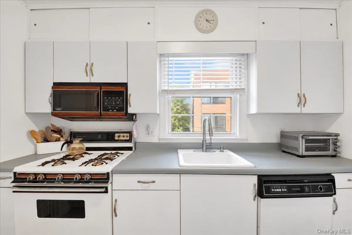 111 Broadway, White Plains, NY, 2 Bedrooms Bedrooms, 5 Rooms Rooms,1 BathroomBathrooms,Residential,For Rent,Broadway,0,1045961 111 Broadway, White Plains, NY, 2 Bedrooms Bedrooms, 5 Rooms Rooms,1 BathroomBathrooms,Residential,For Rent,Broadway,0,1045961