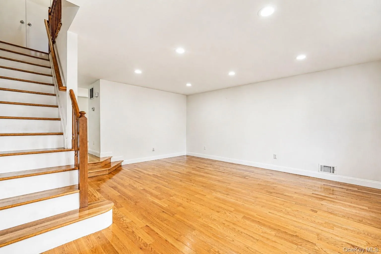 16 Fox Hunt Court, New York, NY, 2 Bedrooms Bedrooms, 5 Rooms Rooms,1 BathroomBathrooms,Residential,For Rent,Fox Hunt,0,1045966 16 Fox Hunt Court, New York, NY, 2 Bedrooms Bedrooms, 5 Rooms Rooms,1 BathroomBathrooms,Residential,For Rent,Fox Hunt,0,1045966