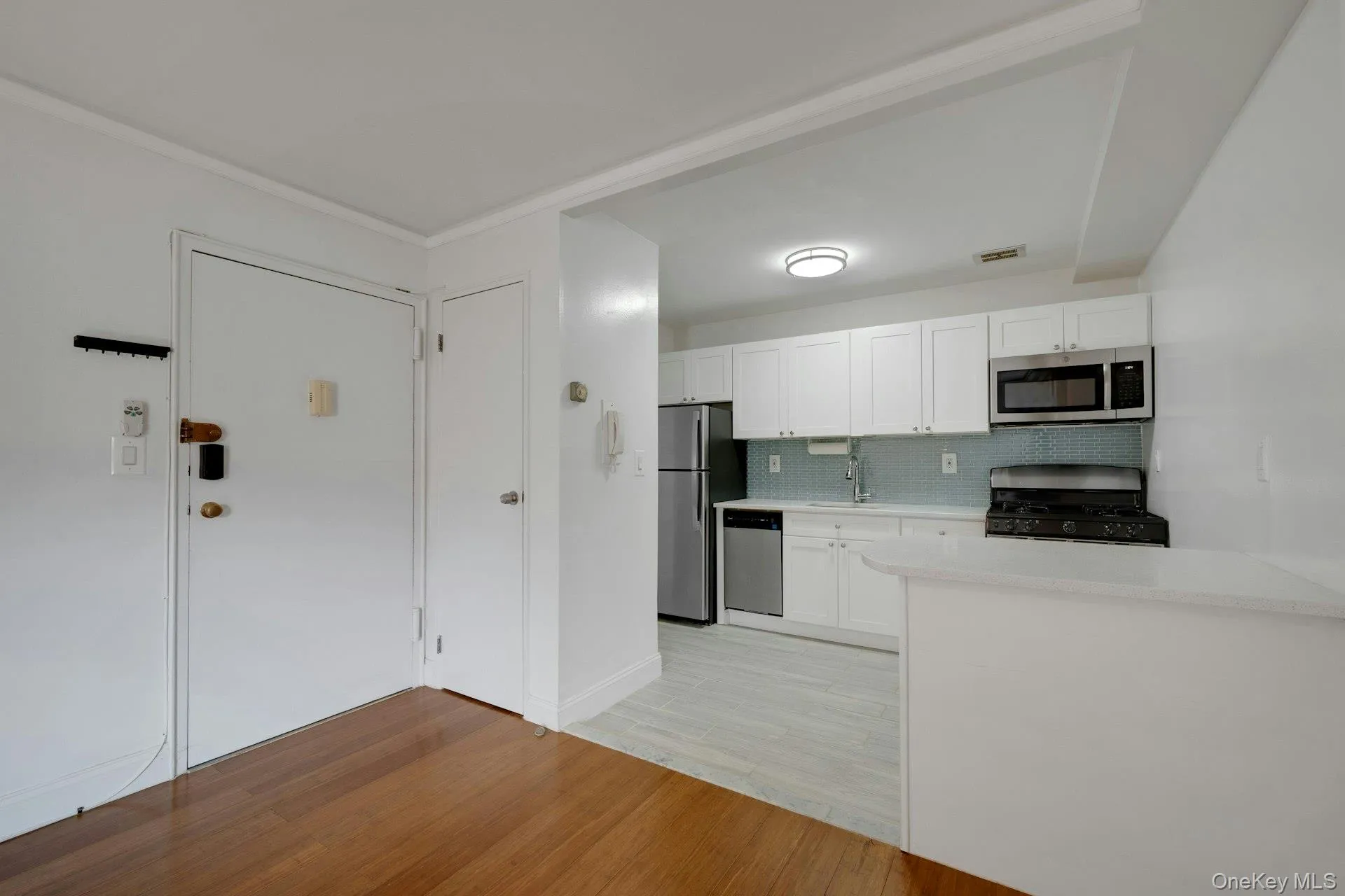 Kitchen/Entrance alternate view Kitchen/Entrance alternate view
