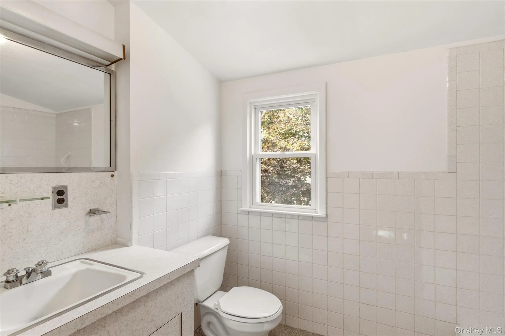 Second floor full bathroom. Second floor full bathroom.