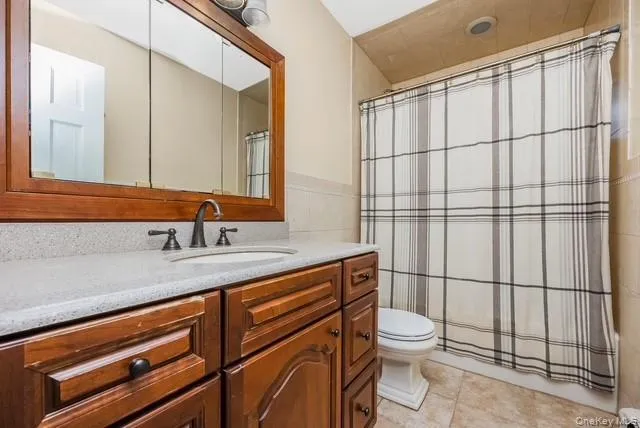 Main bathroom Full Bathroom has Large Rainwater Shower Head. Main bathroom Full Bathroom has Large Rainwater Shower Head.