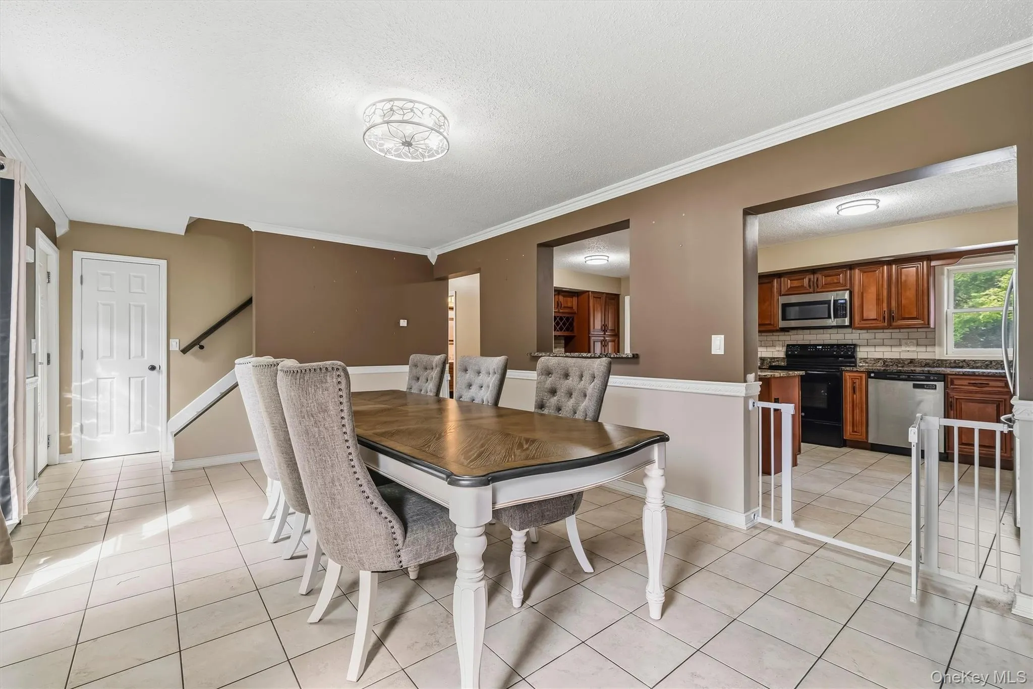 Open dining area with convenient access to the adjoining kitchen. Open dining area with convenient access to the adjoining kitchen.