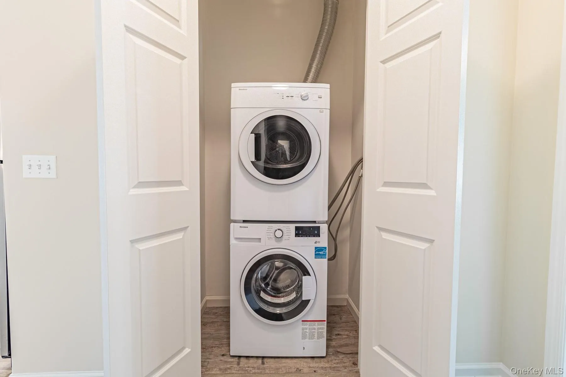 21 Robert Court Street, Babylon, NY, 1 Bedroom Bedrooms, 3 Rooms Rooms,1 BathroomBathrooms,Residential Lease,For Rent,Robert Court,0,1046010 21 Robert Court Street, Babylon, NY, 1 Bedroom Bedrooms, 3 Rooms Rooms,1 BathroomBathrooms,Residential Lease,For Rent,Robert Court,0,1046010