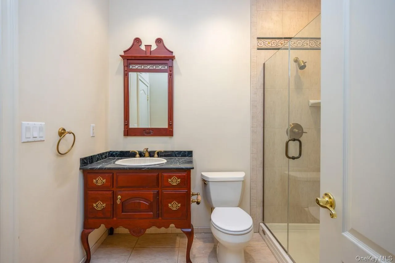 Full en-suite Bathroom on main floor Full en-suite Bathroom on main floor