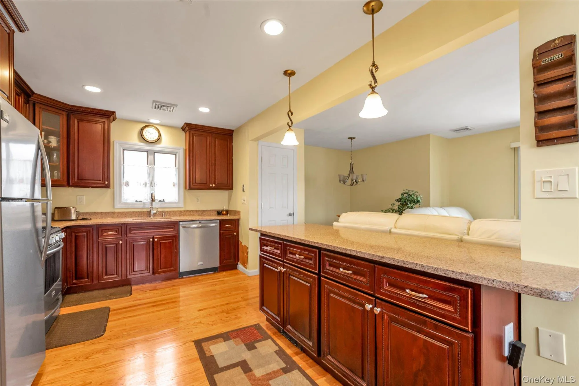 Kitchen w/Island Kitchen w/Island