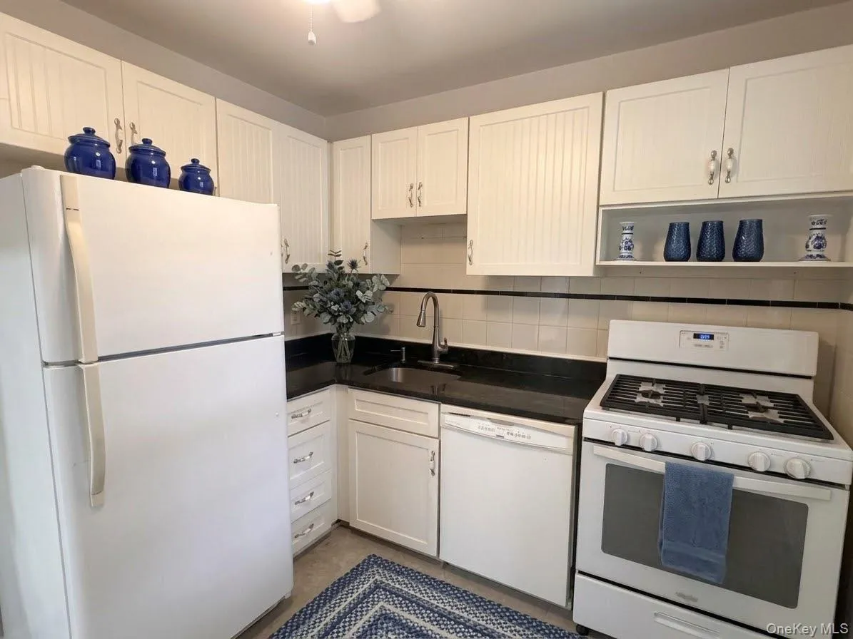 7231 Little Neck Parkway, New York, NY, 2 Bedrooms Bedrooms, 4 Rooms Rooms,1 BathroomBathrooms,Residential Lease,For Rent,Little Neck,0,1046165 7231 Little Neck Parkway, New York, NY, 2 Bedrooms Bedrooms, 4 Rooms Rooms,1 BathroomBathrooms,Residential Lease,For Rent,Little Neck,0,1046165
