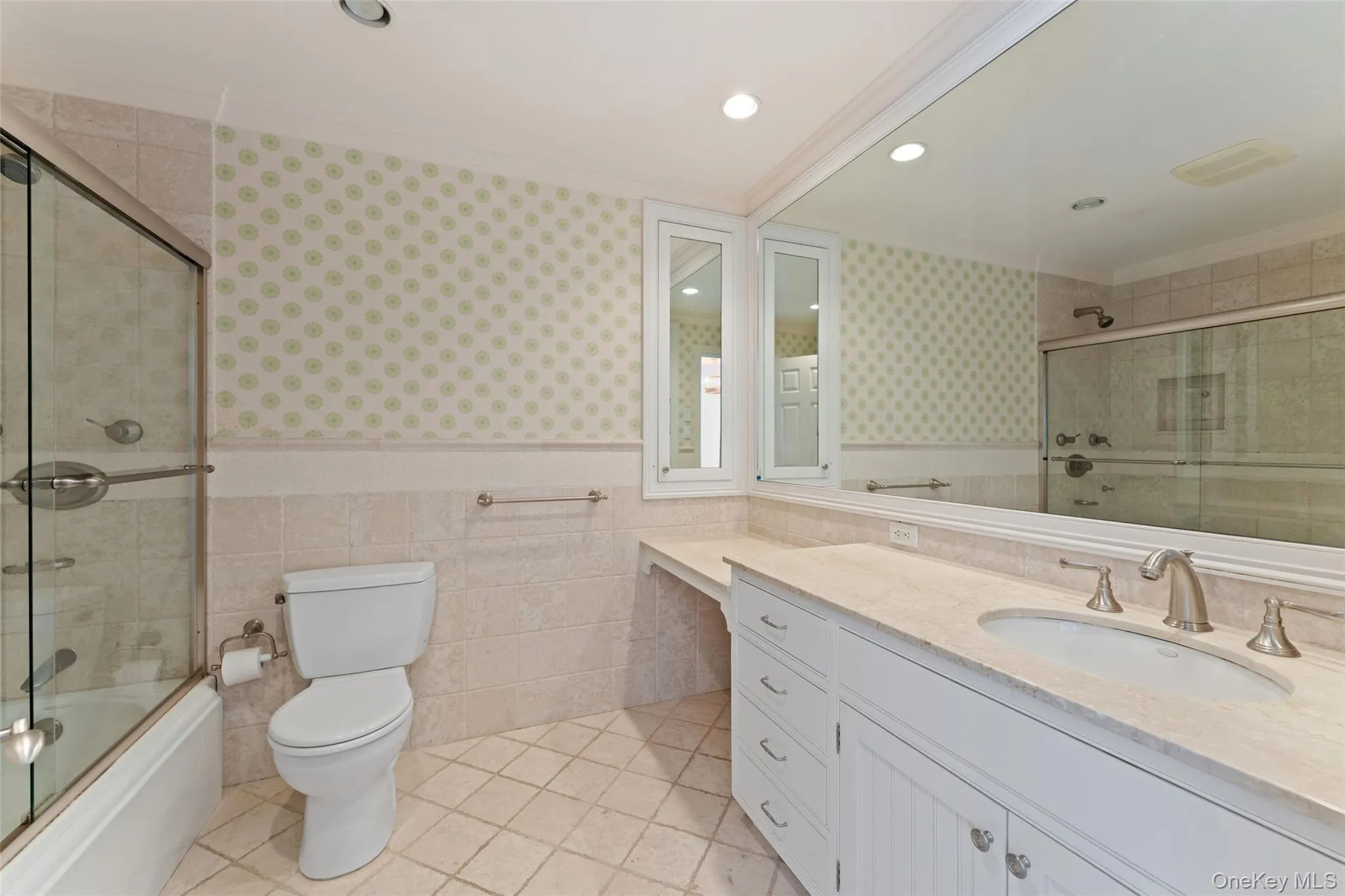 Full bathroom Full bathroom