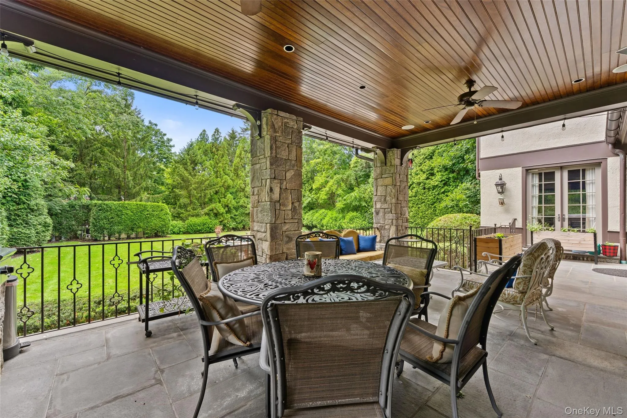 Al fresco dining overlooking georgeous private grounds Al fresco dining overlooking georgeous private grounds