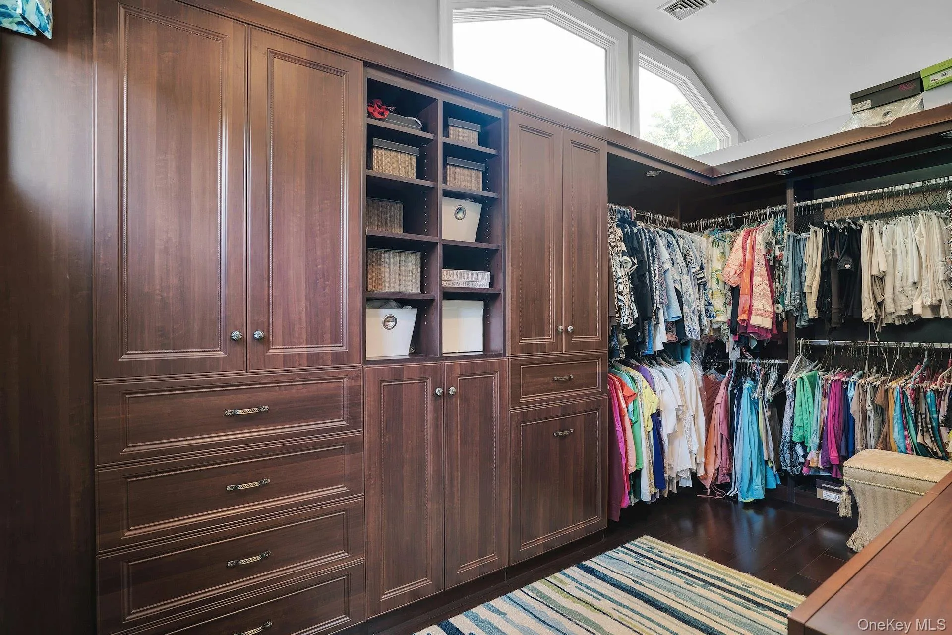 Walk-in-closet! Walk-in-closet!