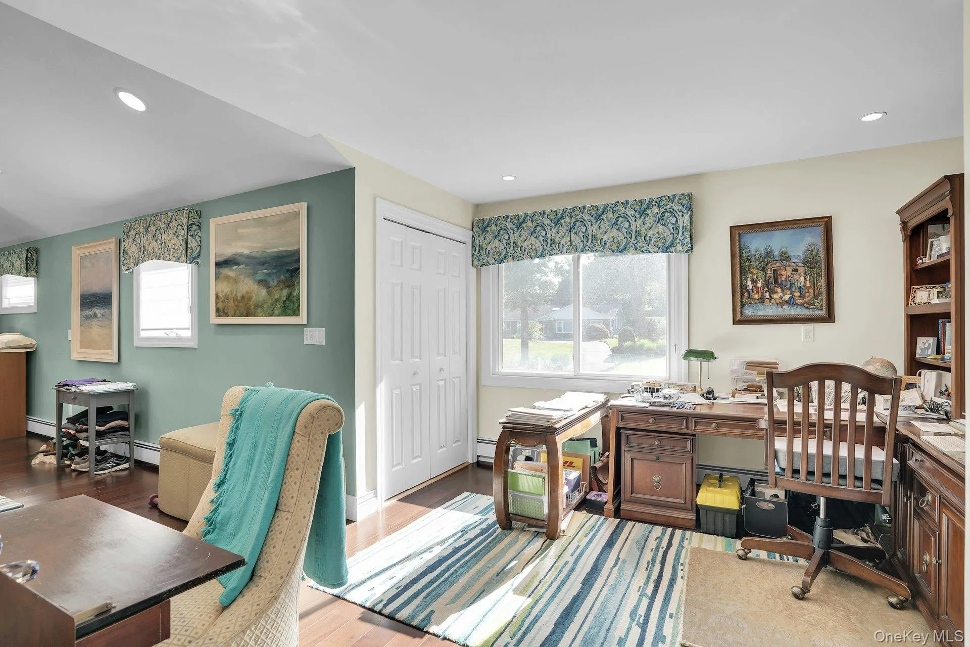 Office space or dreeing area for the primary bedroom. Office space or dreeing area for the primary bedroom.
