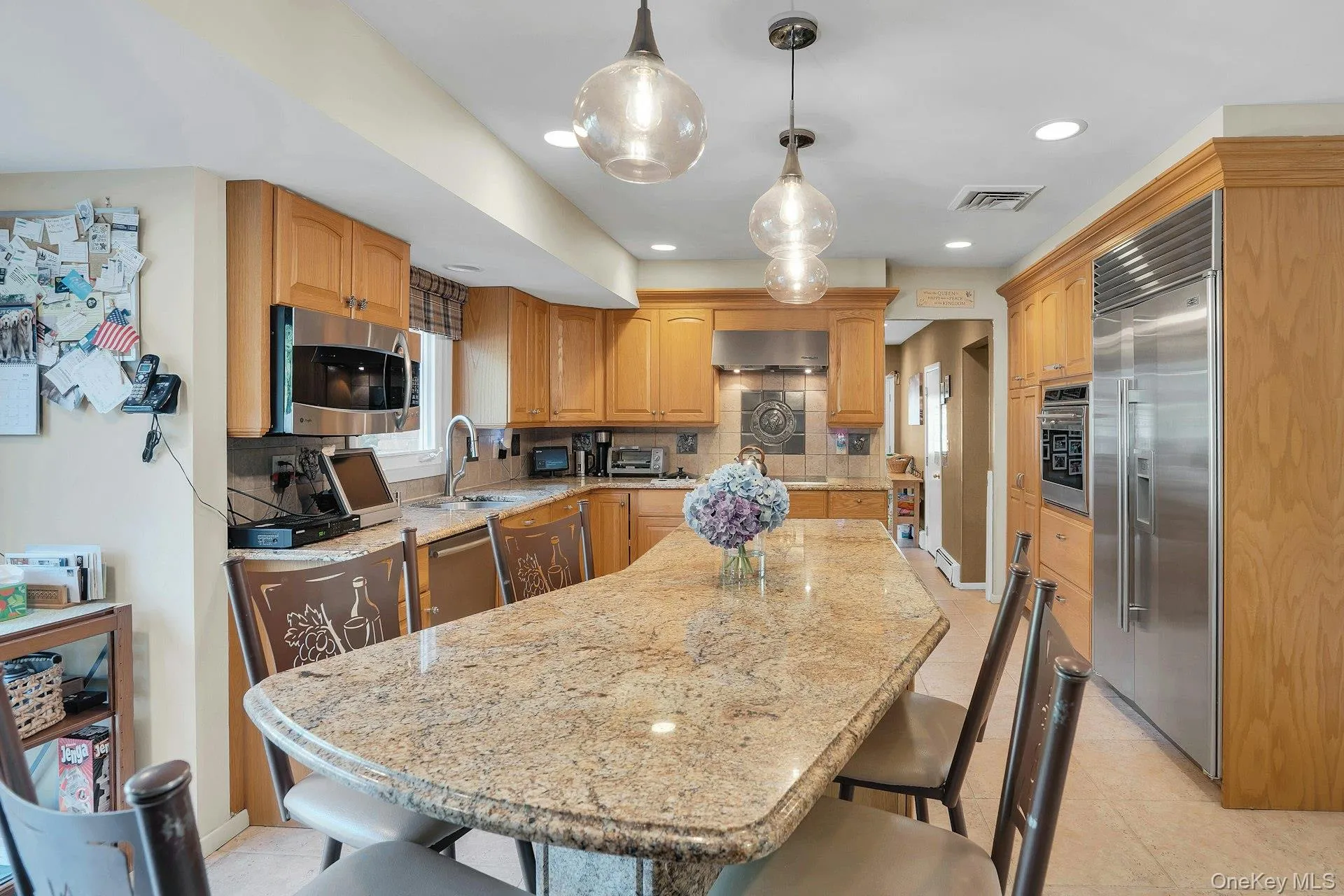 Fabulous center island with granite counters. Fabulous center island with granite counters.