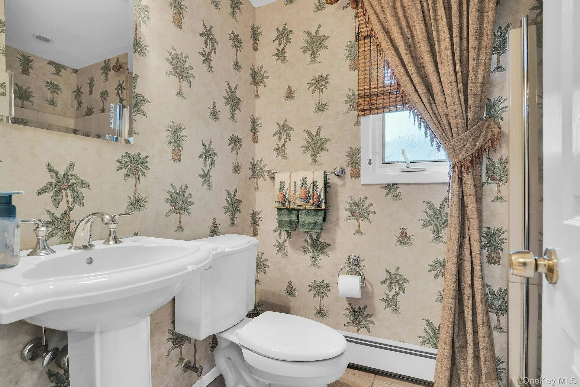 Full bathroom on the 1st floor. Full bathroom on the 1st floor.