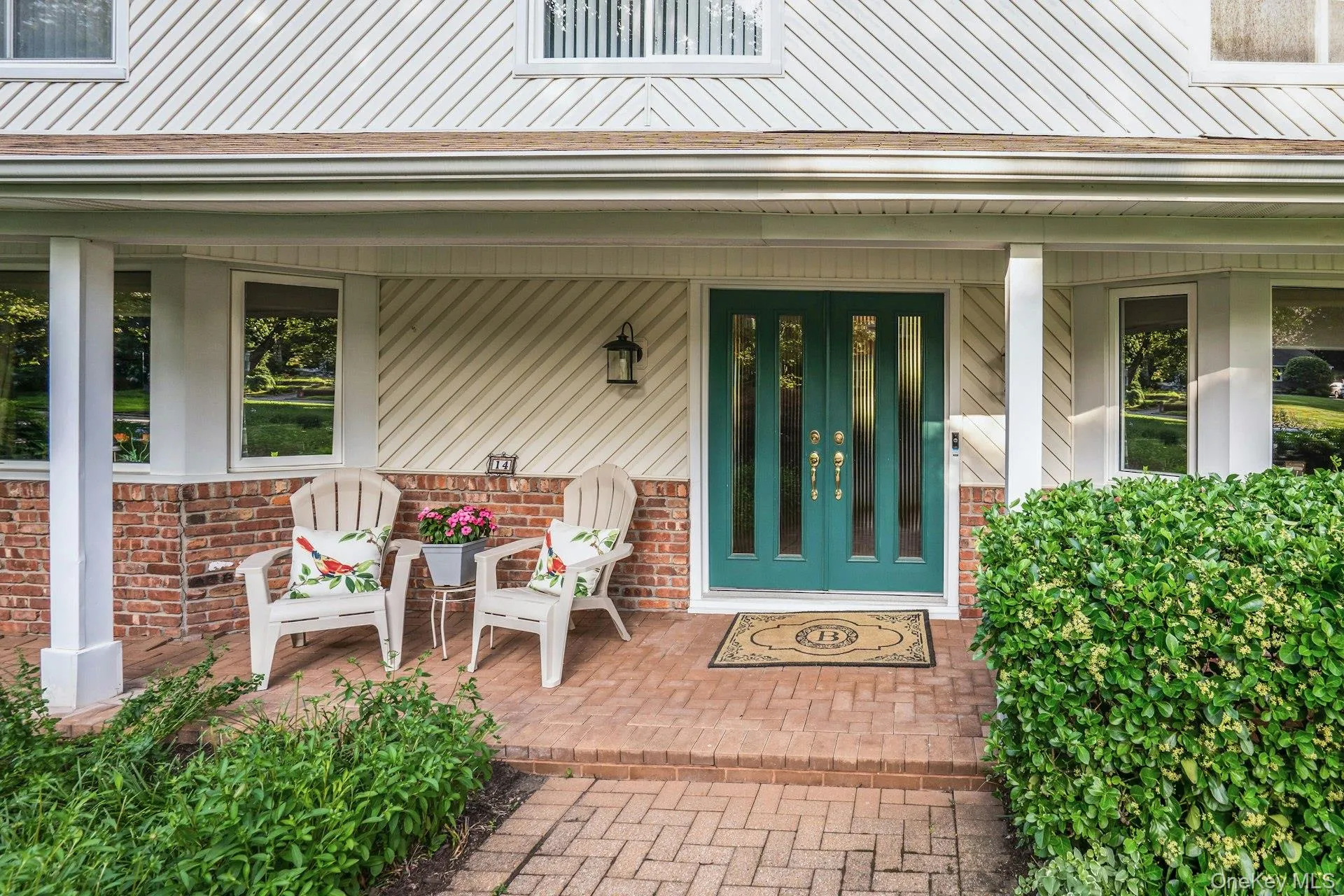 There is a porch! There is a porch!