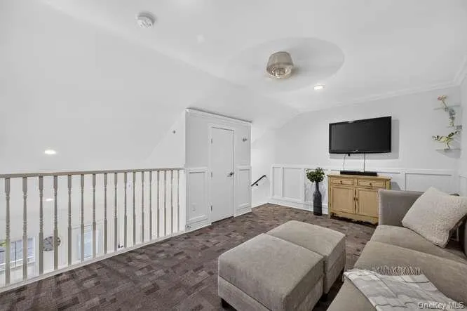 Den, Guest Quarters, Remote Office, Game Room! Use your Imagination. 2 Oversized Closets - One with Utility Sink Den, Guest Quarters, Remote Office, Game Room! Use your Imagination. 2 Oversized Closets - One with Utility Sink