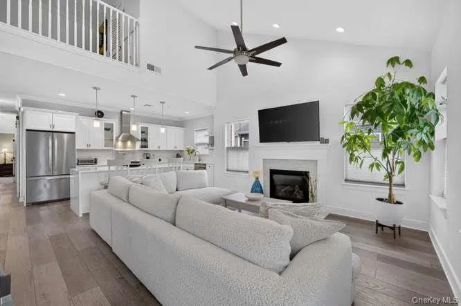 With Open Floor Plan to Eat in Kitchen and Dining Areal With Open Floor Plan to Eat in Kitchen and Dining Areal